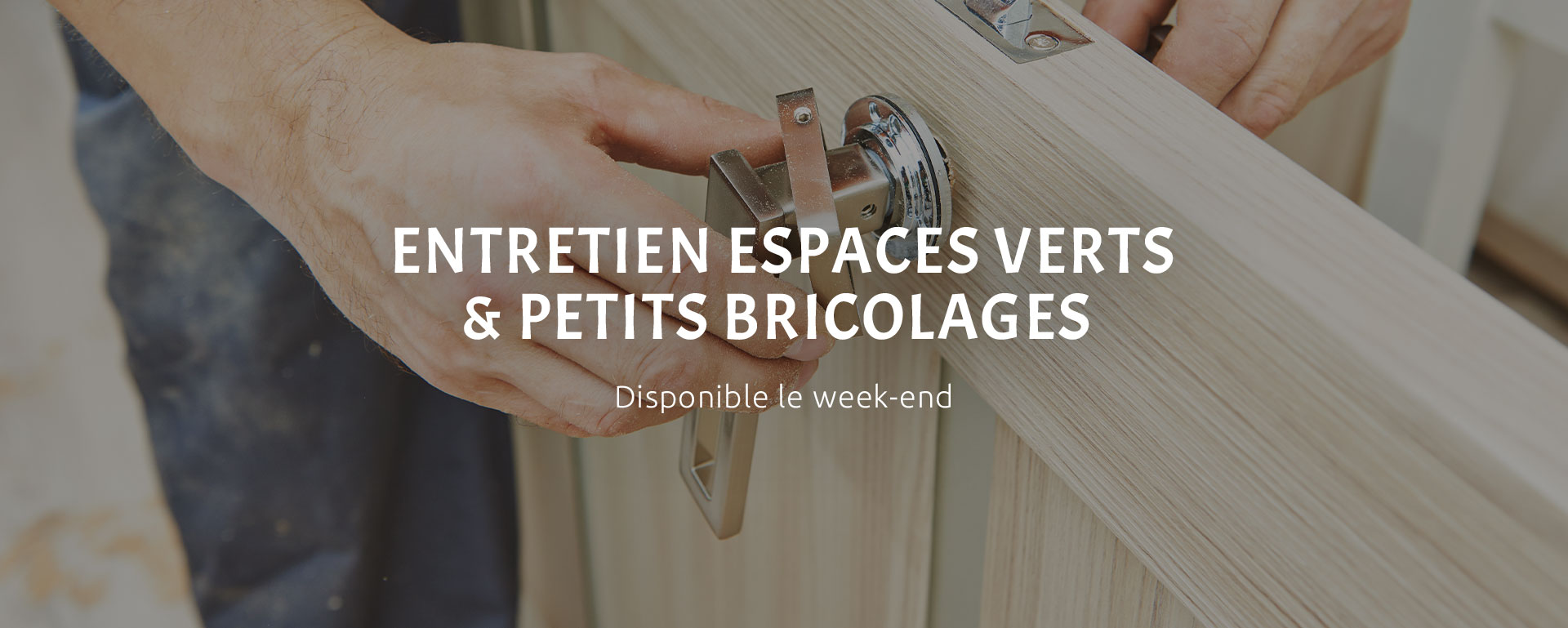 Professionnel qui réalise des travaux de bricolage