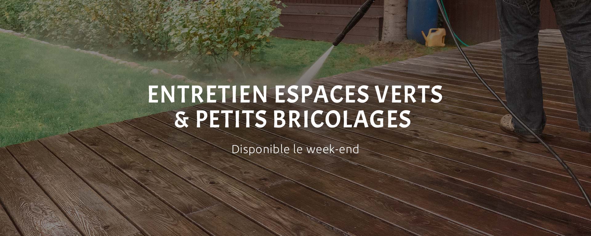 Professionnel qui nettoie une terrasse extérieure