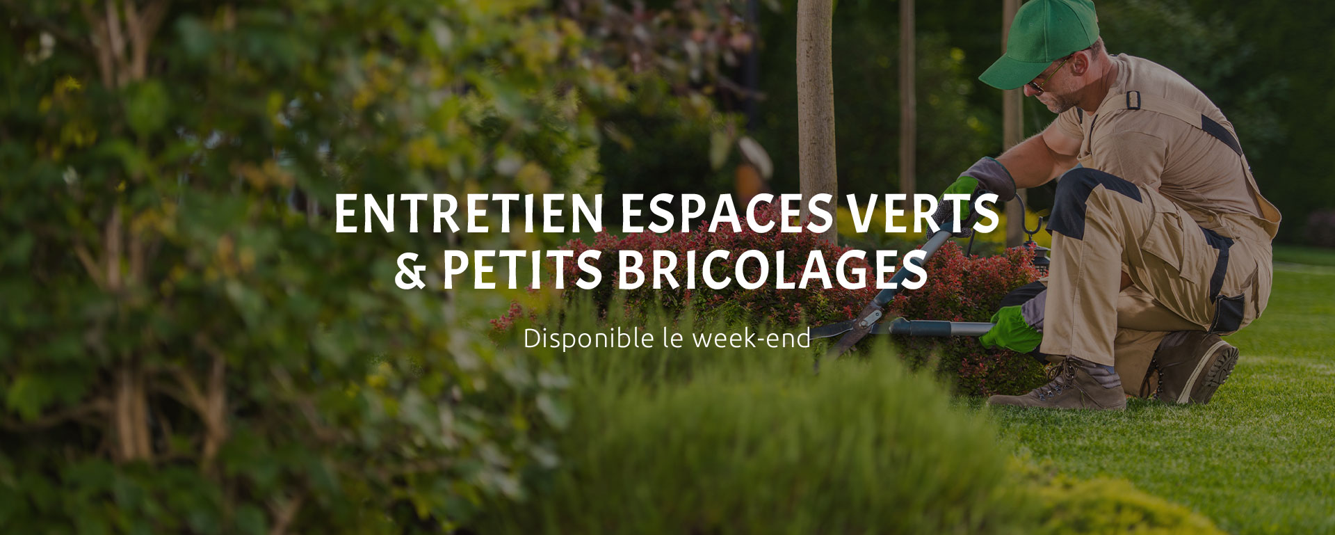 Paysagiste qui entretient un espace vert